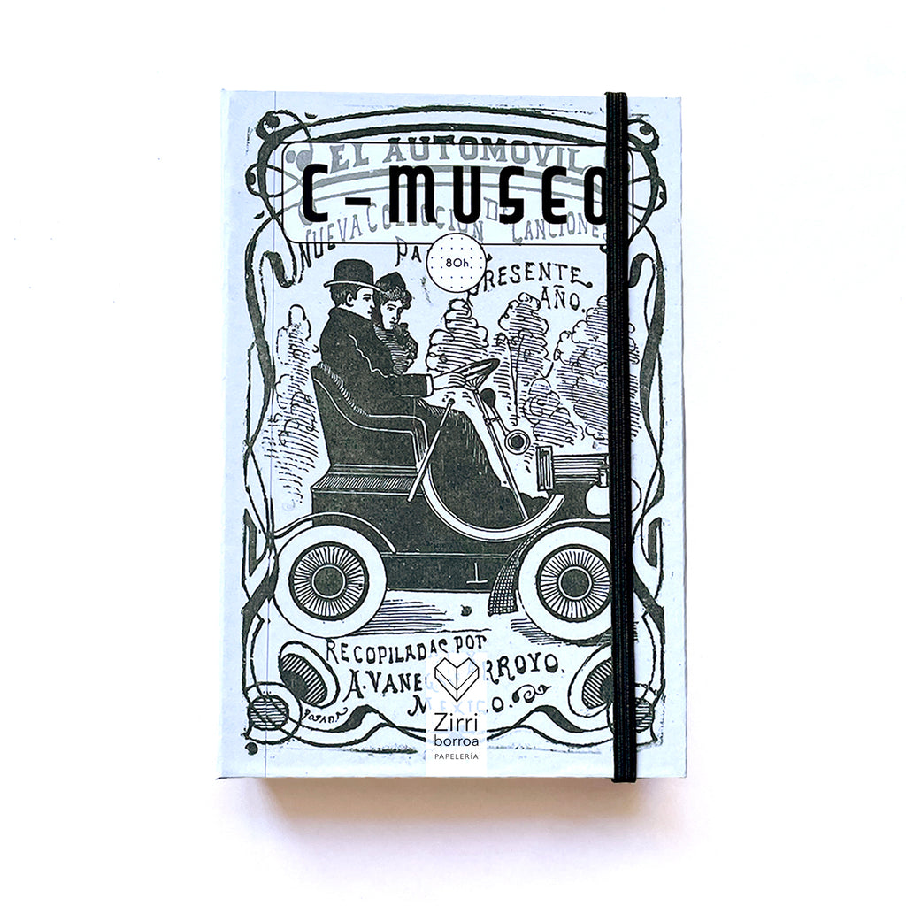 C-Museo “Una pareja sentada en un automóvil” - Libreta con arte en su portada.